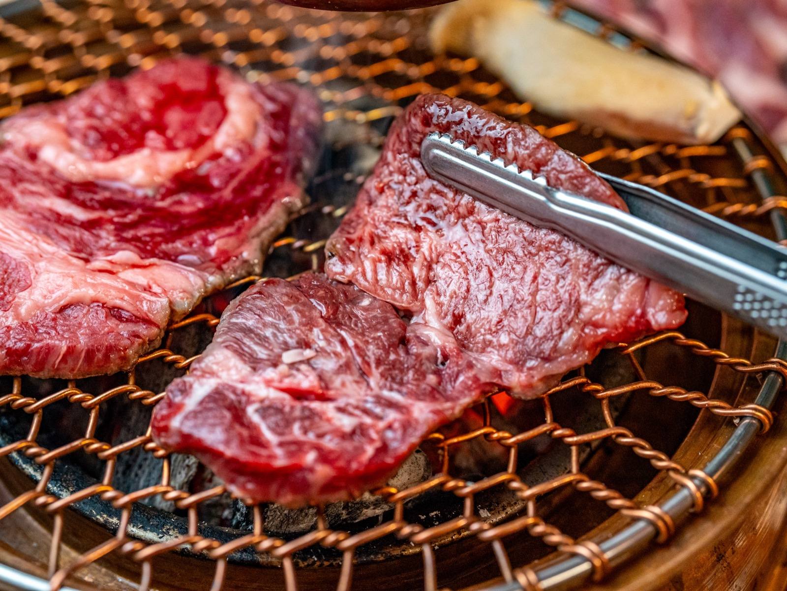 고시레 명동본점 참숯 화로 위에서. — Gosire Myeongdong Korean BBQ story chapter 01 (Myeongdong restaurants · charcoal brazier · 焼肉 · 烤肉)