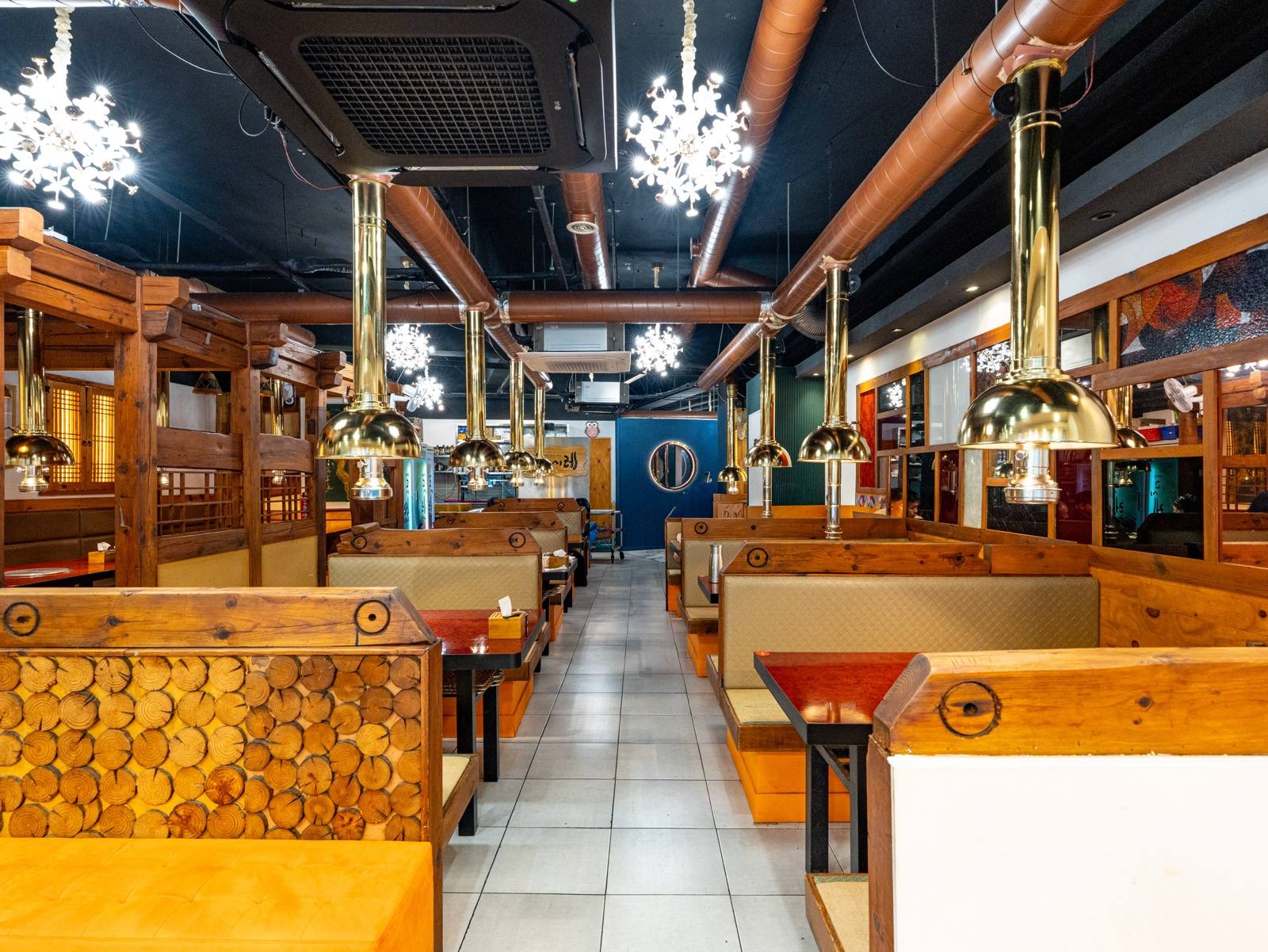 고시레 명동본점 매장 — Gosire Myeongdong Korean BBQ restaurant space at Myeongdong 9-gil, Seoul · 3