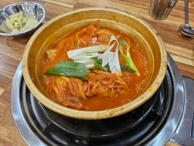 양푼이김치찌개 Brass-bowl Kimchi Stew — Gosire Myeongdong Korean BBQ (焼肉 · 烤肉) menu · 고시레 명동본점 식사 · 탕
